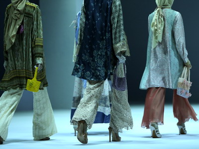 Keindahan Ragam Karya Seni pada Koleksi RiaMiranda di Jakarta Fashion Week 2022