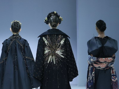 Eksplorasi Wastra 14 Desainer LaSalle College Jakarta di Jakarta Fashion Week 2022