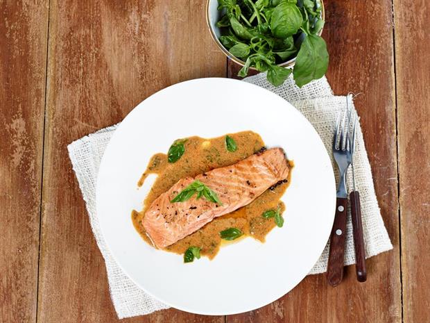 Grilled Salmon with Red Curry Sauce 