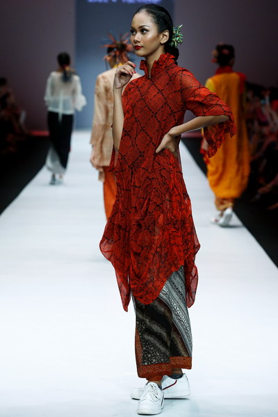 Inspirasi Gaya  Batik  dari Jakarta Fashion Week 2019 